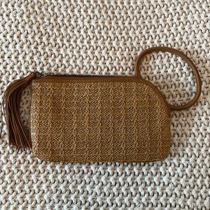 Hobo sable wristlet in tan raffia